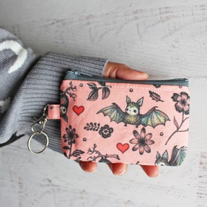 Estuche para identificación con cierre de langosta, adorable y espeluznante, con diseño de murciélagos y flores rosas (regalos por menos de 15 dólares)