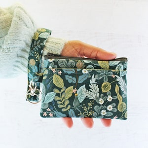 Estuche para identificación - Ideas de regalo para mamá - Cartera de muñeca pequeña con estampado de hojas y porta identificación de Rifle Paper Co.