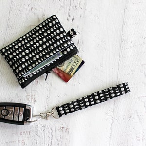Pequeñas fases lunares: cartera pequeña de color negro con cierre de cremallera y correa desmontable, portadocumentos o estuche