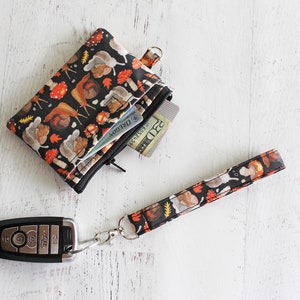 Estuche para tarjetas de identificación con estampado de caracoles y hongos venenosos - Mini billetera de pulsera con vibraciones de bruja - Estuche negro con cremallera