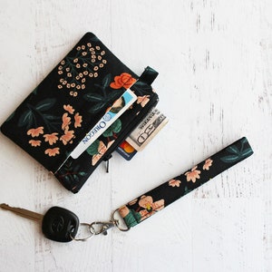 Ideas de regalos para ella - Cartera de lona con identificación y minicartera de mano Flora de Rifle Paper Co. - Bolso floral negro
