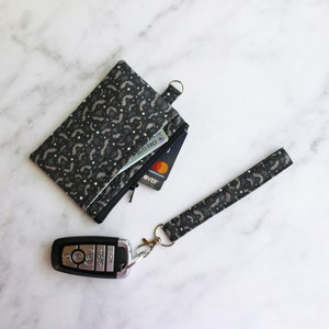 Estuche de identificación negro - Ideas de regalos espeluznantes - Identificación con pequeños murciélagos / Mini billetera de muñeca - Bolso negro