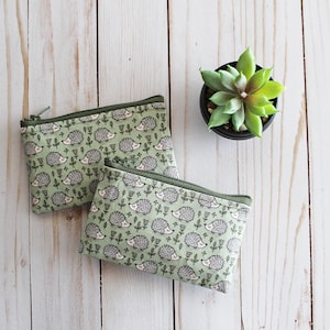 Lindo monedero con cremallera, con erizos del bosque sobre fondo verde, billetera pequeña para mujer