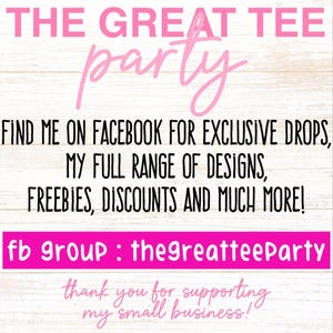 K&ouml;nnte beinhalten: Ein wei&szlig;es Holzschild mit rosa und schwarzem Text, der lautet: THE GREAT TEE party, FIND ME ON FACEBOOK FOR EXCLUSIVE DROPS, MY FULL RANGE OF DESIGNS, FREEBIES, DISCOUNTS AND MUCH MORE!, fb group : thegreatteeParty, thank you for supporting my small business!