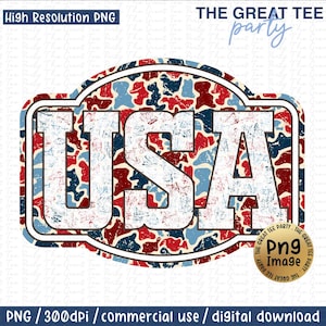 Può includere: Una grafica invecchiata con la parola "USA" in bianco, su uno schema mimetico rosso, bianco e blu. Il design è incorniciato da un bordo decorativo, con il testo "THE GREAT TEE party".
