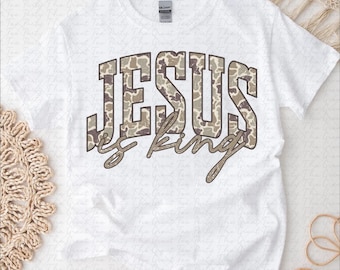 JESÚS es rey Retro Camuflaje WWJD Fe Tipografía desgastada Espíritu escolar PNG Mascota Vamos equipo Mascota preppy Chaquetas de moda varsity dtf dtg