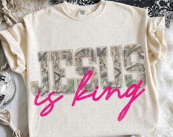 Jezus jest Królem Modny Retro Zniszczony Kamuflaż Chrześcijański Retro Wiara Jezus Biblijny Werset Religijny Koszulka PNG kubek kubek kapelusz dtf dtg sublimacja