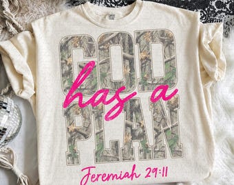 Gott hat einen Plan (Jeremia 29,11) Trendiges Retro-Shirt im Used-Look mit Camouflage-Muster, christlichem Glauben, Jesus-Bibelvers, religiösem Motiv, Tasse, Becher, Hut (Sublimation)