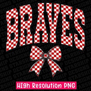 Puede incluir: Gr&aacute;fico digital con la palabra "BRAVES" en letras grandes a cuadros rojos y blancos. Debajo, un lazo con un patr&oacute;n a cuadros a juego. El texto "High Resolution PNG" est&aacute; en la parte inferior.