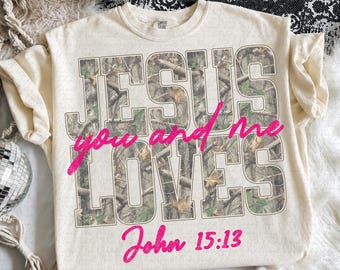 Jezus houdt van jou en mij Trendy Retro Verweerde Camouflage Christelijk Geloof Jezus Bijbelvers Religieus Shirt Png beker mok hoed dtf dtg sublimatie