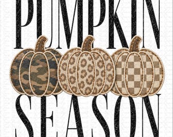 Puede incluir: Un diseño gráfico con el texto PUMPKIN SEASON en letras negras grandes. Entre las palabras hay tres calabazas con patrones distintos: la izquierda tiene un estampado de camuflaje verde y marrón, la central un estampado de leopardo beige y la derecha un patrón de cuadros marrón y beige.