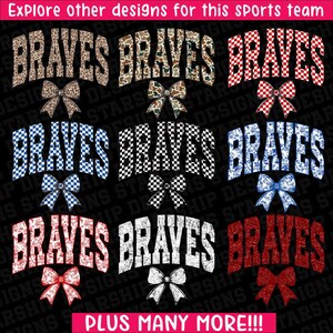Puede incluir: Una colecci&oacute;n de dise&ntilde;os tem&aacute;ticos de los Bravos, con la palabra "BRAVES" en varios patrones y colores, incluyendo estampado de leopardo, camuflaje y dise&ntilde;os a cuadros. Cada dise&ntilde;o incluye un lazo a juego. El texto "Explore other designs for this sports team" est&aacute; en la parte superior y "PLUS MANY MORE!!!" en la parte inferior.