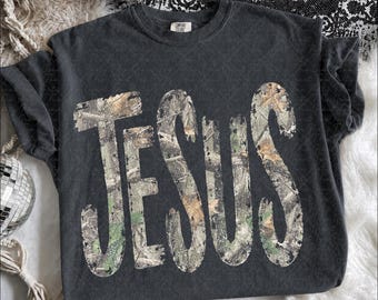 Jesus Retro-Camo-Distress-Look, trendiges Retro-Camo-Shirt mit christlichem Glauben, Bibelvers, religiösem Motiv, Tasse, Becher, Hut, DTF, DTG-Sublimation