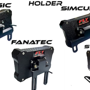 Op de afbeelding: Zwarte sim racing stuurwielhouders met de tekst "SIMAGIC", "SIMCUBE", "FANATEC" en "STANDARD". Elke houder heeft een getextureerd oppervlak en het "FLY"-logo. Ontworpen voor sim racing setups.