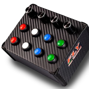 Puede incluir: Una caja negra con un patrón de fibra de carbono y un logotipo de FLY. La caja tiene 4 botones giratorios, 6 botones y 3 botones con luces de diferentes colores: rojo, blanco, azul y verde.