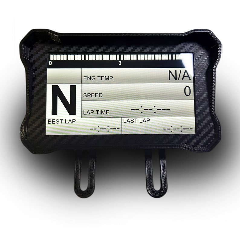 Op de afbeelding: Een zwart digitaal display met een koolstofvezel textuur frame. Het scherm toont gegevensvelden voor motortemperatuur, snelheid en rondetijden. Het display toont "N/A" en "0". Twee zwarte montagebeugels zijn zichtbaar.