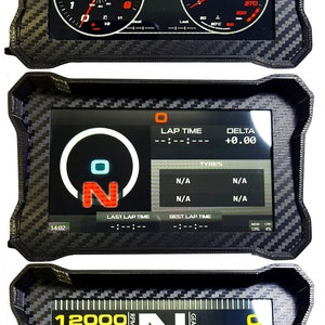 Op de afbeelding: Een zwart digitaal dashboard met een koolstofvezel frame toont racegegevens. Het scherm toont snelheid, RPM, rondetijden en versnellingsinformatie. Het display heeft een zwarte achtergrond met witte en rode indicatoren.