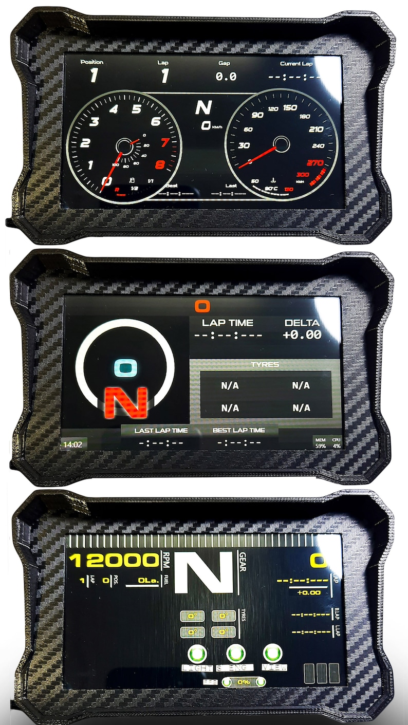 Op de afbeelding: Een zwart digitaal dashboard met een koolstofvezel frame toont racegegevens. Het scherm toont snelheid, RPM, rondetijden en versnellingsinformatie. Het display heeft een zwarte achtergrond met witte en rode indicatoren.