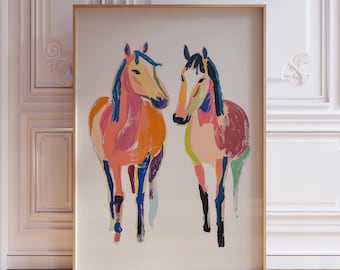 Op de afbeelding: Een ingelijste kunstdruk met twee kleurrijke paarden. De paarden zijn geschilderd met brede penseelstreken in tinten oranje, roze, blauw en groen. Het kunstwerk heeft een moderne, abstracte stijl en staat tegen een neutrale achtergrond.