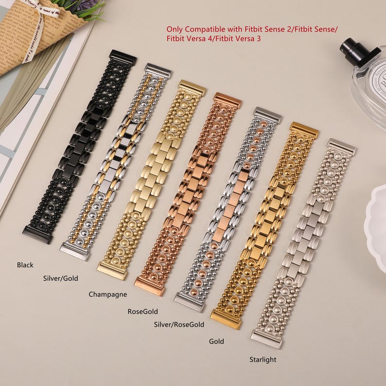 Puede incluir: Siete correas de reloj de metal compatibles con Fitbit Sense 2, Fitbit Sense, Fitbit Versa 4 y Fitbit Versa 3. Las correas presentan un dise&ntilde;o de eslabones con detalles de cuentas texturizadas y vienen en colores negro, plata/oro, champ&aacute;n, oro rosa, plata/oro rosa, oro y starlight.