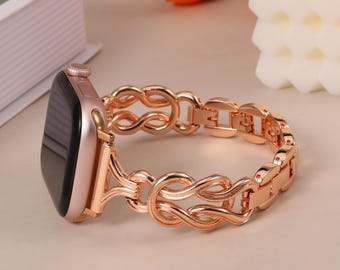 Puede incluir: Apple Watch en oro rosa con una pulsera de eslabones a juego. La pulsera presenta un diseño intrincado de bucles entrelazados y eslabones rectangulares, creando un accesorio elegante.