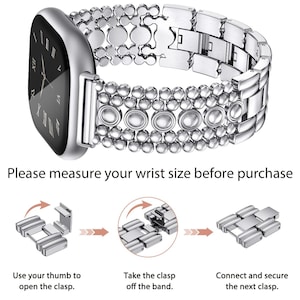 Puede incluir: Una correa de reloj de metal plateado con un dise&ntilde;o decorativo de cuentas y eslabones unida a una esfera de reloj inteligente. La imagen incluye las instrucciones de texto: Please measure your wrist size before purchase, Use your thumb to open the clasp, Take the clasp off the band y Connect and secure the next clasp.
