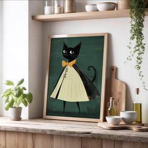 Könnte beinhalten: Eine schwarze Katze trägt einen weißen und schwarzen Umhang mit einer gelben Schleife. Die Katze steht auf einem grünen Hintergrund.