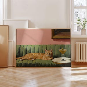 マティーニを添えたトラ猫のプリント、風変わりなカクテルバーの装飾、かわいいペットの肖像画、気まぐれな猫のウォールアート、ミニマリストのウォールアート、デジタルダウンロード