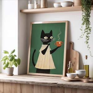 Può includere: Un gatto nero con un vestito a righe tiene una tazza rossa con un cuore. Il gatto sta guardando la tazza e c'è del vapore che esce da essa. Lo sfondo è di colore verde.