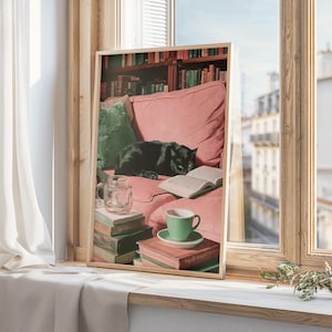 コーヒーと本を持つ黒猫のプリント、気まぐれな猫の読書好き向け装飾、緑とピンクの壁アート、居心地の良い猫の読書装飾、デジタルプリント