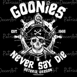 Könnte beinhalten: Schwarz-weiße Grafik mit dem Text "GOONIES" oben. Ein Totenkopf mit Piratenhut befindet sich in der Mitte, umgeben von einem Steuerrad und gekreuzten Schwertern. Der Text "NEVER SAY DIE" steht darunter, mit "EST. 1985" und "ASTORIA, OREGON" ebenfalls vorhanden.