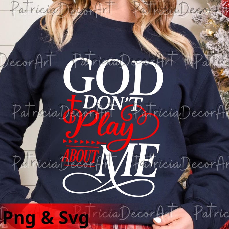 K&ouml;nnte beinhalten: Marineblaues Sweatshirt mit dem Text "GOD DON'T PLAY ABOUT ME" in Wei&szlig; und Rot. Das Design beinhaltet ein Kreuz und dekorative Elemente. Die Worte "Png & Svg" stehen unten.