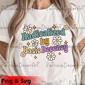 Può includere: T-shirt bianca con la scritta "Radicalized by Basic Decency" in un font retrò, decorata con margherite e stelle. Il design presenta una palette di colori composta da verde acqua, arancione, viola e giallo.