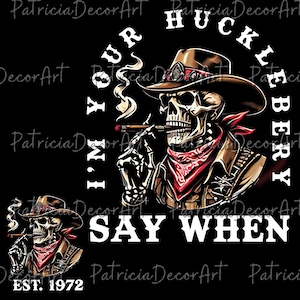 Puede incluir: Ilustración digital sobre fondo negro de un vaquero esqueleto fumando un cigarro, con sombrero marrón, pañuelo rojo y chaqueta marrón. El texto dice "I'm your huckleberry, say when" y "Est. 1972".