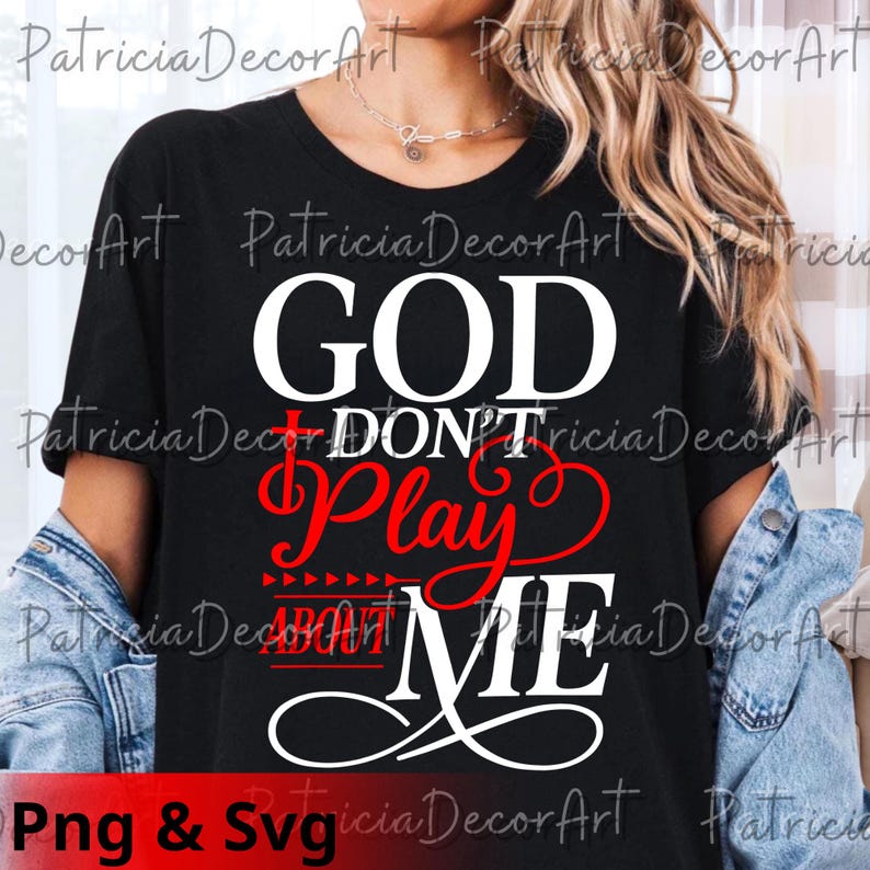 K&ouml;nnte beinhalten: Schwarzes T-Shirt mit dem Text "GOD DON'T PLAY ABOUT ME" in Wei&szlig; und Rot. Das Design zeigt stilisierte Schriftz&uuml;ge und dekorative Elemente. Das T-Shirt ist ein Freizeitkleidungsst&uuml;ck.