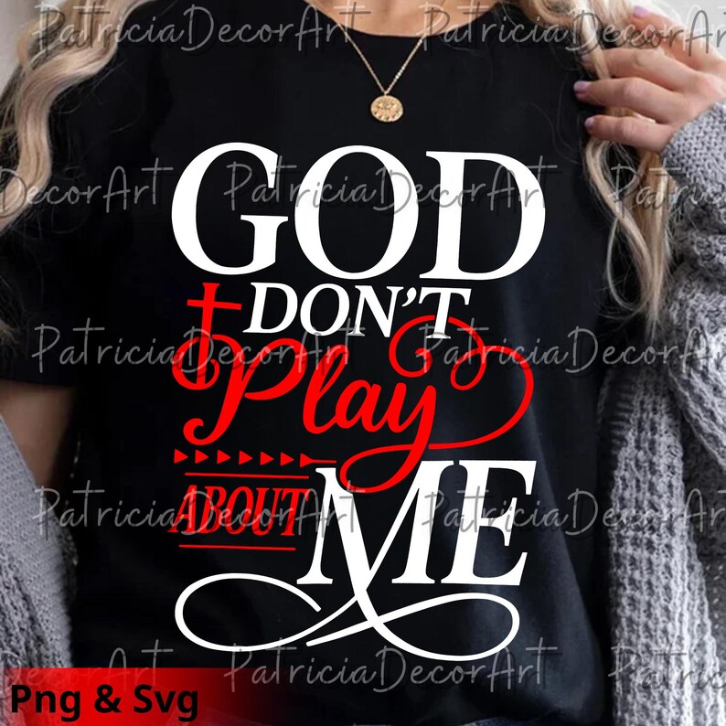 K&ouml;nnte beinhalten: Schwarzes T-Shirt mit dem Text "GOD DON'T PLAY ABOUT ME" in Wei&szlig; und Rot. Das Design enth&auml;lt dekorative Elemente, was auf ein Grafik-T-Shirt hindeutet. Der Text "Png & Svg" ist ebenfalls vorhanden.