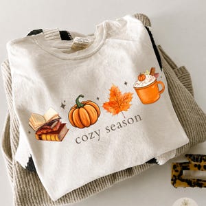 Gezellige Seizoen Boekstapel Mok PNG, Herfst Sublimatie Ontwerp