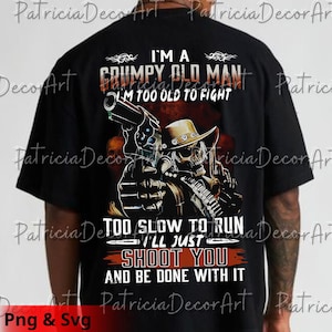 Puede incluir: Camiseta negra con un diseño de un esqueleto con sombrero de vaquero y dos revólveres. El texto dice: "I'M A GRUMPY OLD MAN, TOO SLOW TO RUN, I'LL JUST SHOOT YOU AND BE DONE WITH IT."