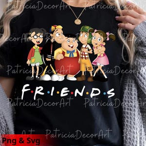 Puede incluir: Camiseta negra con una ilustración de dibujos animados de seis personajes, con la palabra "FRIENDS" en blanco, utilizando la fuente icónica. Los personajes están en varios atuendos y poses. La imagen tiene el texto "Png & Svg".