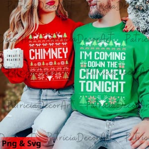 Könnte beinhalten: Zwei Weihnachtspullover, einer rot und einer grün, mit festlichen Designs und Text. Der rote Pullover sagt "CHIMNEY" und der grüne Pullover sagt "I'M COMING DOWN THE CHIMNEY TONIGHT". Beide haben Weihnachtsmuster.