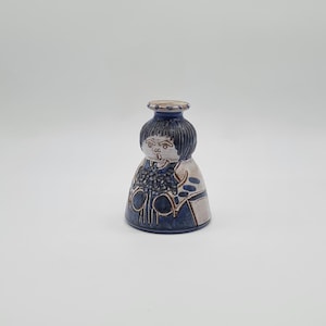 Könnte beinhalten: Ein blauer und weißer Kerzenhalter aus Keramik in Form einer Person mit einem Blumendesign.