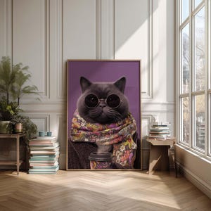 Puede incluir: Impresión artística enmarcada que presenta un gato gris con gafas de sol redondas y una bufanda floral. El gato sostiene una taza de café. El fondo es de color púrpura liso.