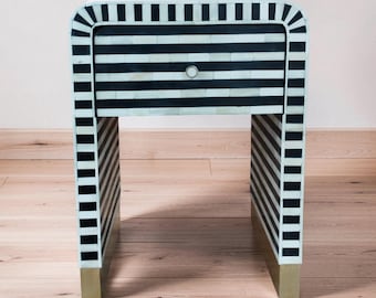 Mesa de cabeceira artesanal com incrustações de osso: Mesa de cabeceira com padrão listrado