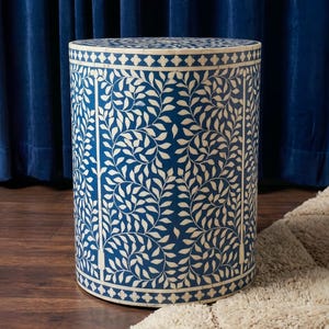 Handgefertigter Beistelltisch mit Knocheneinlage | Hocker mit floralem Rankenmuster | Boho-Akzentmöbel für Sofa und Beistelltisch