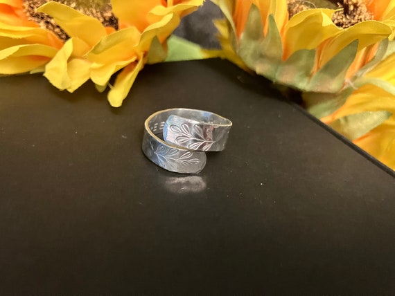 Custom wrap ring - Fern and hammered finish with secret message inside - Hand stamped 6mm aluminium wrap ring