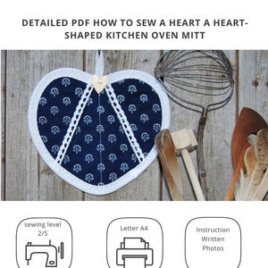 Pode incluir: Um padrão de costura de luva de forno em forma de coração. A luva é azul marinho com um padrão floral branco e acabamento branco. A imagem inclui o texto: "PDF Sewing Pattern" e "Detailed PDF how to sew a heart-shaped kitchen oven mitt."