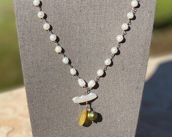 Collar colgante largo de perlas blancas de agua dulce