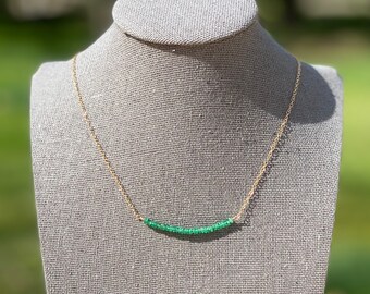 Collar de barra de esmeralda pequeña