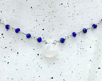 Rainbow Moonstone & Lapis collar con cuentas delicada