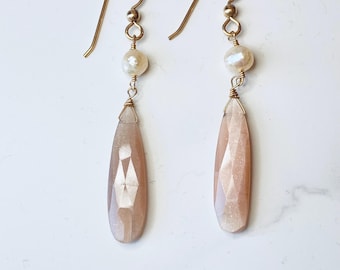 Pendientes colgantes de perla y piedra lunar melocotón